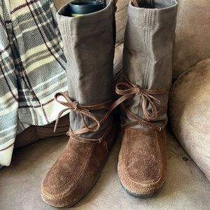 Vintage Women's Steger chocolate brown Mukluks size L9
Nice, warm boots!